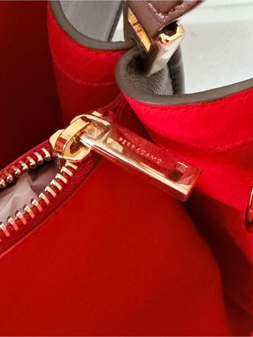 Salvatore Ferragamo Hug Soft bicolor shoulder bag (M) in Clay/Flame red colors - Picture 11 of 11